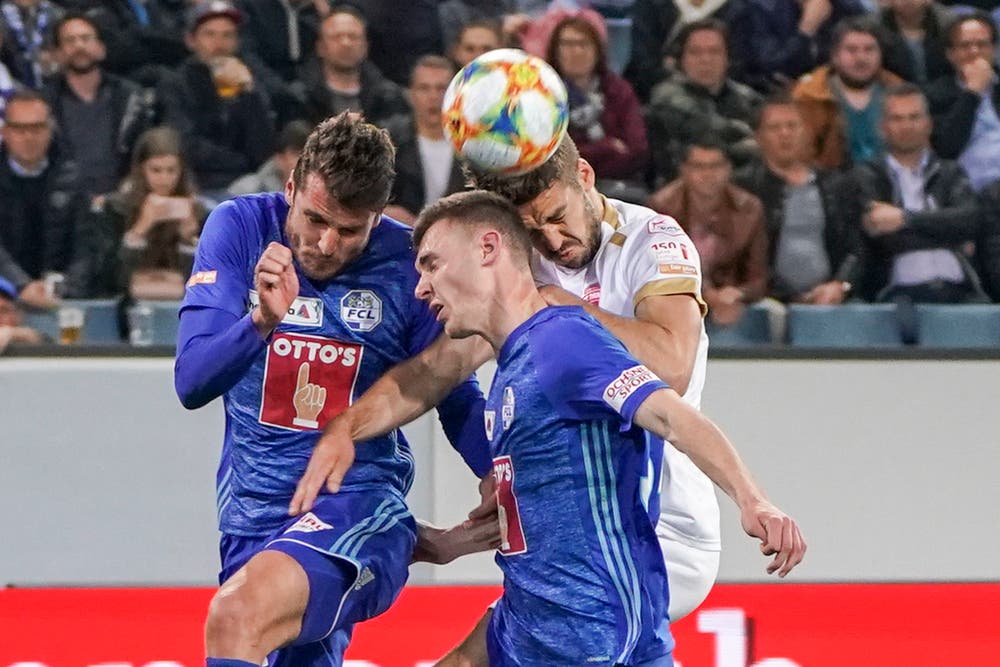 Kopfball zwischen dem Thuner Grégory Karlen (rechts) und den beiden FCL-Spielern Silvan Sidler und Pascal Schürpf. (Bild: Claudio Thoma / Freshfocus)