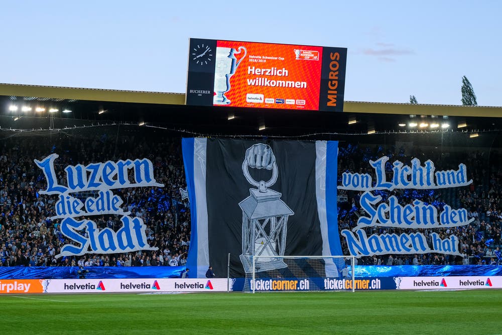 Über 12'000 Zuschauer verfolgten das Spiel in der Swissporarena – die FCL-Fans glänzten zu Spielbeginn mit einer Choreo. (Bild: Martin Meienberger/freshfocus)