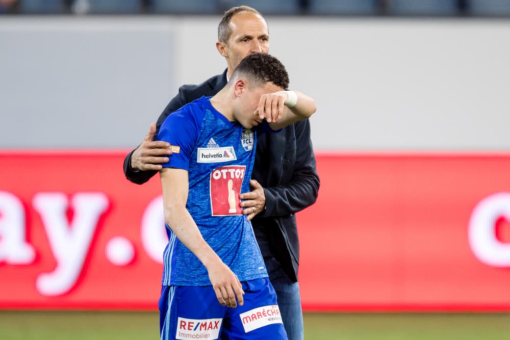 Luzern-Trainer Thomas Häberli tröstet Ruben Vargas. (Bild: Philipp Schmidli)