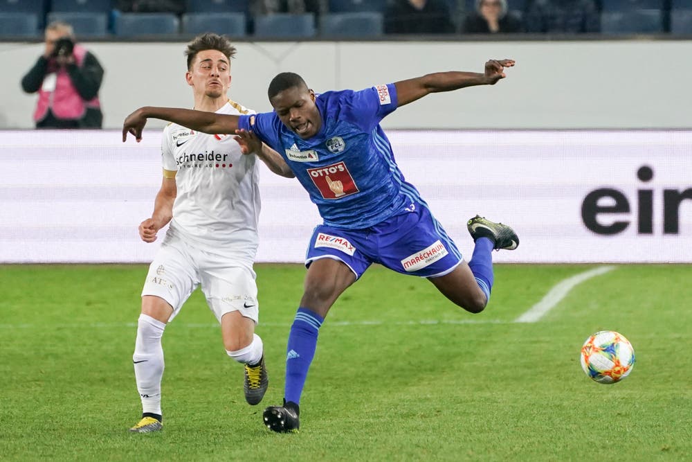 Luzerns Tsiy William Ndenge (rechts) gegen den Thuner Basil Stillhart. (Bild: Claudio Thoma / Freshfocus)