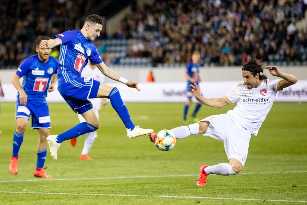 Luzerns Ruben Vargas (links) gegen Thuns Nelson Ferreira. (Bild: Philipp Schmidli)