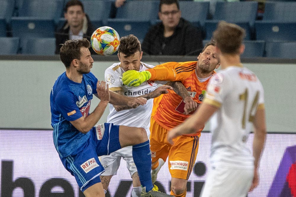 Nach diesem Getümmel kommt Dejan Sorgic an den Ball ... (Bild: Urs Flüeler / Keystone)