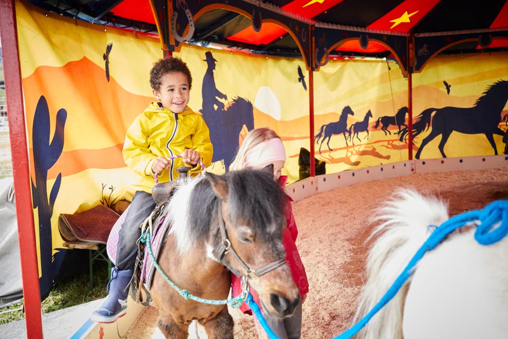 Ein kurzer Ritt auf dem Pony. (Bild: Jakob Ineichen, Luzern, 27. April 2019)
