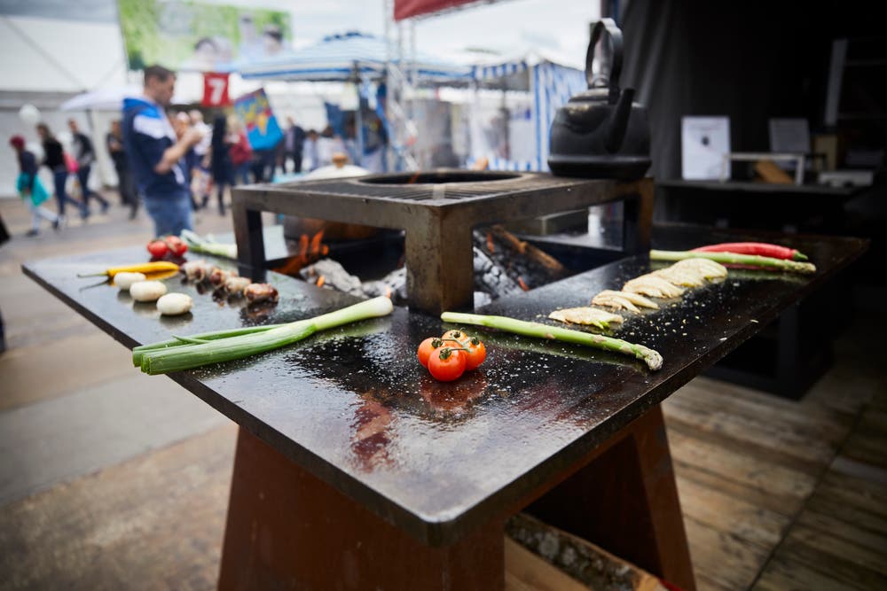 Heisses Gemüse brutzelt auf dem Grilltisch. (Bild: Jakob Ineichen, Luzern, 27. April 2019)