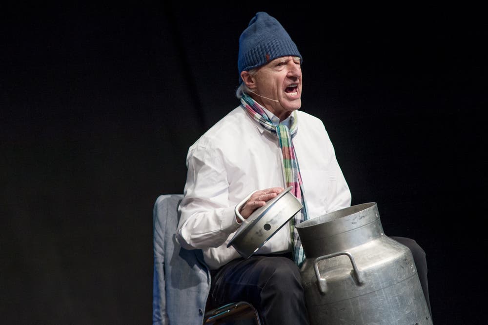 Emil führt anlässlich der Verleihung des Anerkennungspreises des Kantons Luzern seinen beliebten Sketch über die Bauernregeln auf. (Bild: Pius Amrein, 29. April 2019)