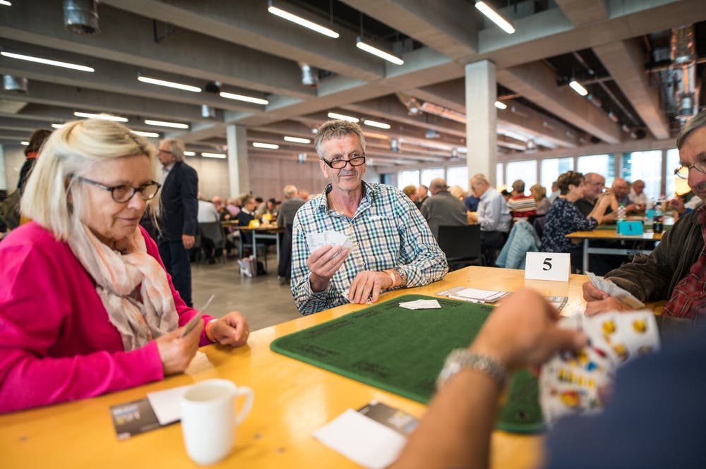 Dominik Unterfinger spielte am LZ-Jass unter anderem gegen Lisa Enderli (links). (Bild: Roger Grütter, 29. April 2019)