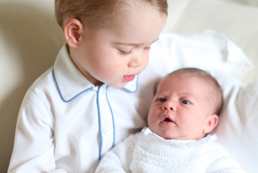 Prinz George (links) hält seine neugeborene Schwester Prinzessin Charlotte im Arm, 2015. Mama Kate schoss das Bild. (Bild: EPA/The Duchess of Cambridge)