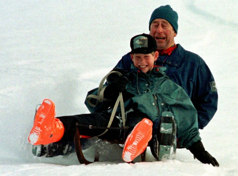 Prinz Charles schlittelt mit seinem Sohn Prinz Harry in Klosters in der Schweiz. Harry ist hier 12 Jahre alt (1997). (Bild. AP PHOTO/John Stillwell)