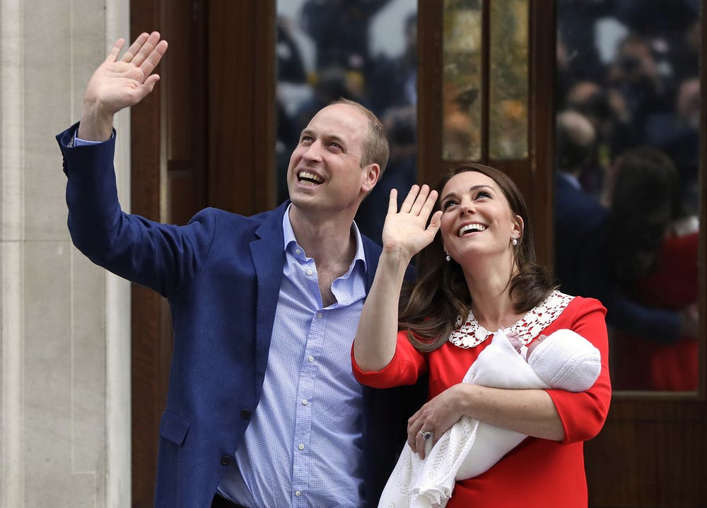 Prinz William und Kate präsentieren am 23. April 2018 ihr drittes Kind, Prinz Louis. (Bild: AP Photo/Kirsty Wigglesworth)