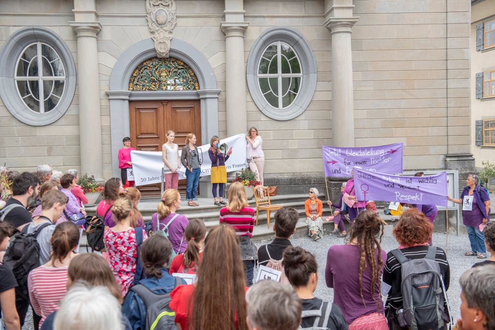 Besammlung der Demonstrantinnen auf dem Landsgemeindeplatz in Trogen. (Bild: Urs Bucher)