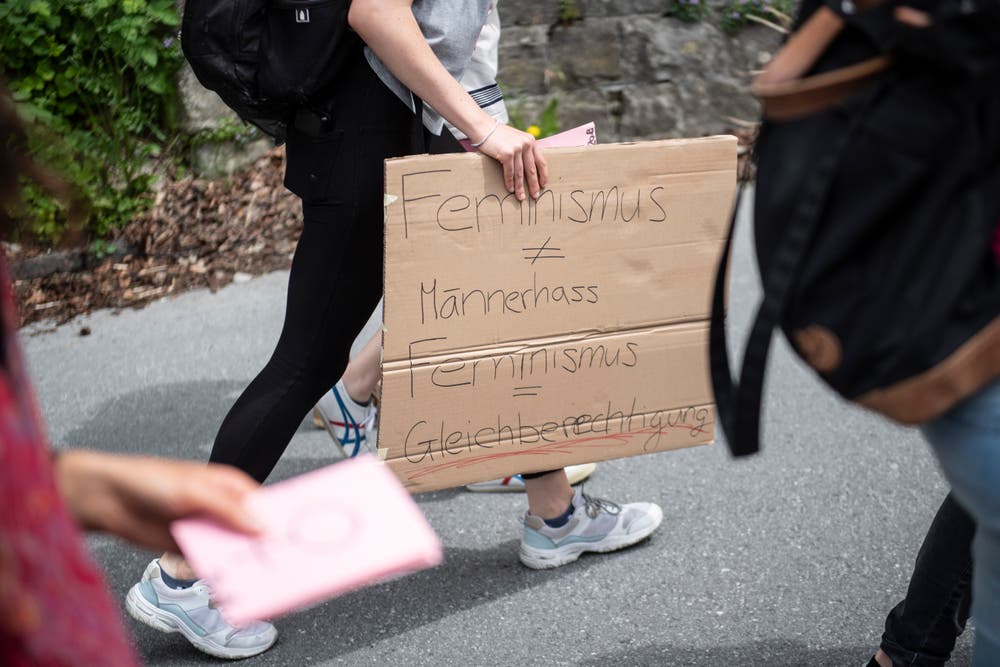 Besammlung der Demonstrantinnen auf dem Landsgemeindeplatz in Trogen. (Bild: Urs Bucher)