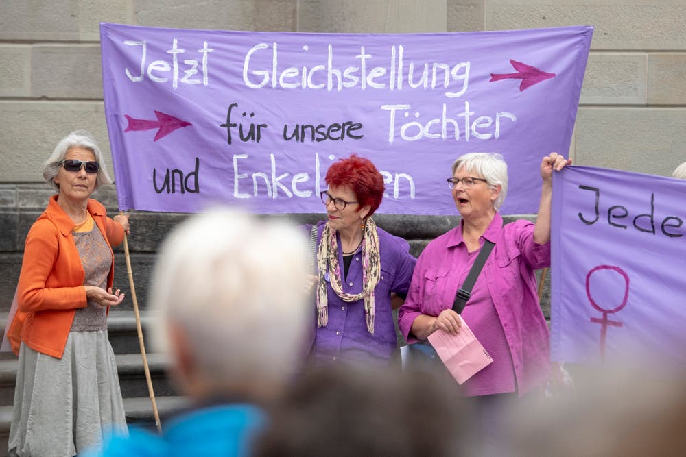 Besammlung der Demonstrantinnen auf dem Landsgemeindeplatz in Trogen. (Bild: Urs Bucher)