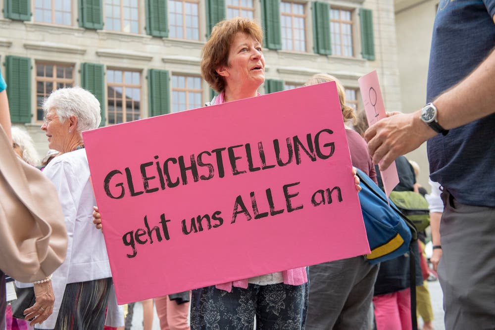Besammlung der Demonstrantinnen auf dem Landsgemeindeplatz in Trogen (Bild: Urs Bucher)