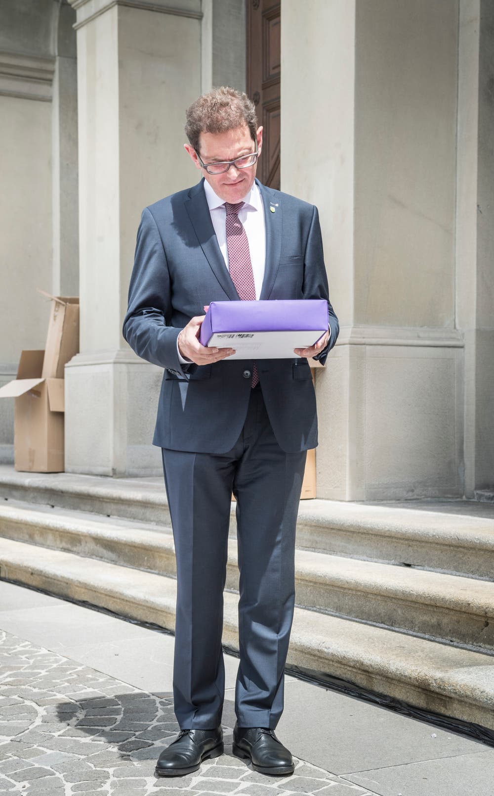 Regierungsrat Jakob Stark mit den Forderungen der Thurgauer Frauen. (Bild: Andrea Stalder)