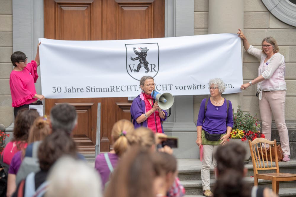 Besammlung der Demonstrantinnen auf dem Landsgemeindeplatz in Trogen. (Bild: Urs Bucher)