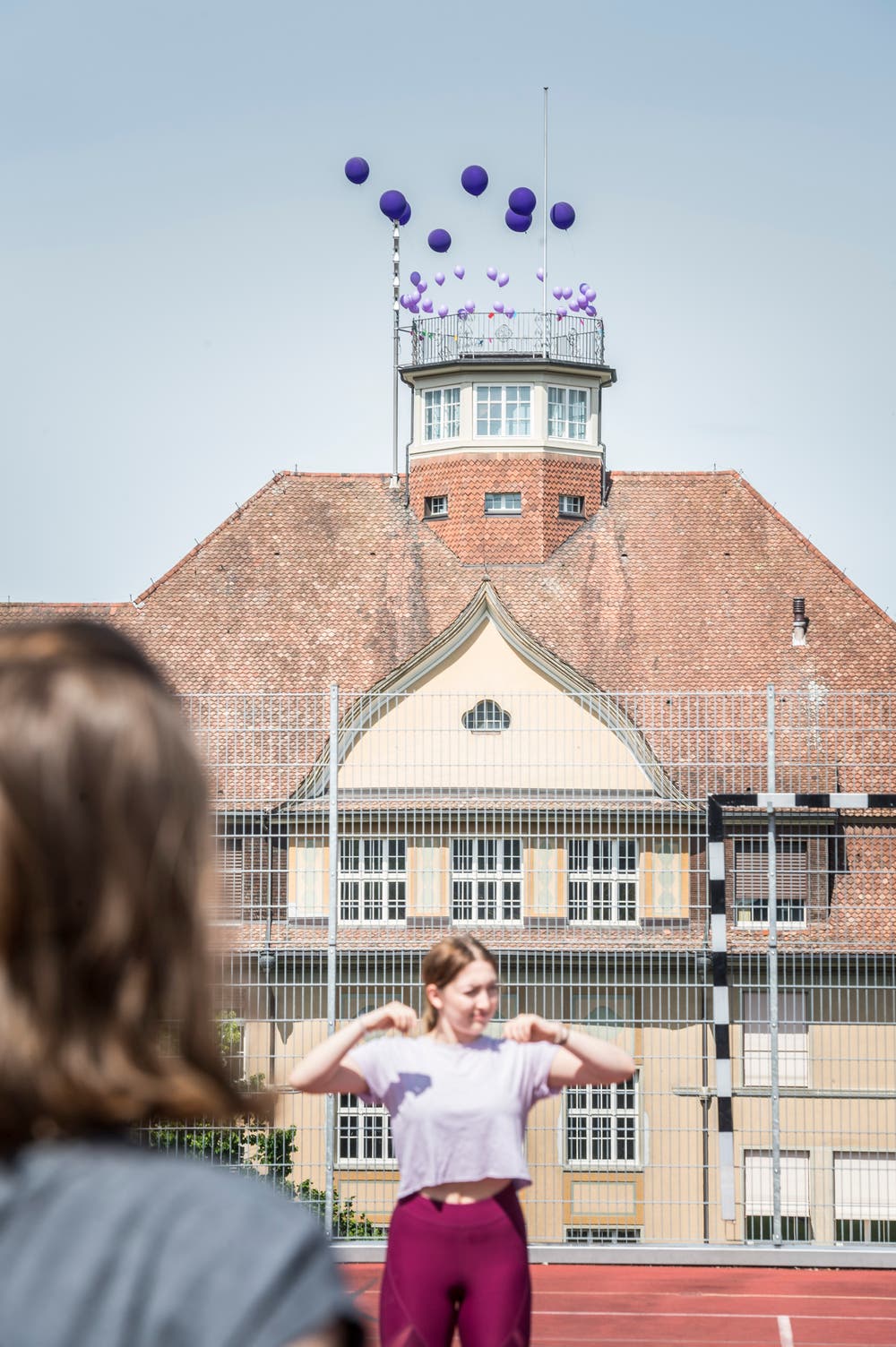 Violette Ballone auf dem Dach der Kantonsschule Frauenfeld. (Bild: Andrea Stalder)