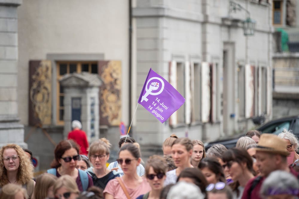 Besammlung der Demonstrantinnen auf dem Landsgemeindeplatz in Trogen. (Bild: Urs Bucher)
