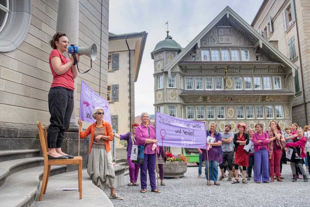 Besammlung der Demonstrantinnen auf dem Landsgemeindeplatz in Trogen. (Bild: Urs Bucher)