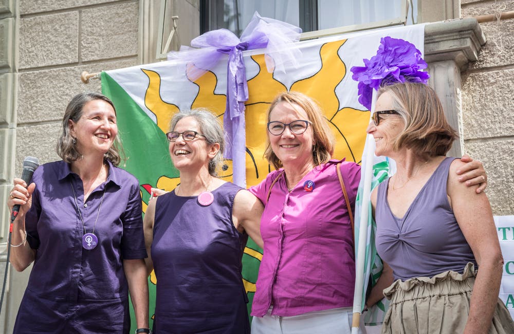 Die Frauen halten zusammen: Frauenstreiktag vor dem Regierungsgebäude Frauenfeld. (Bild: Andrea Stalder)