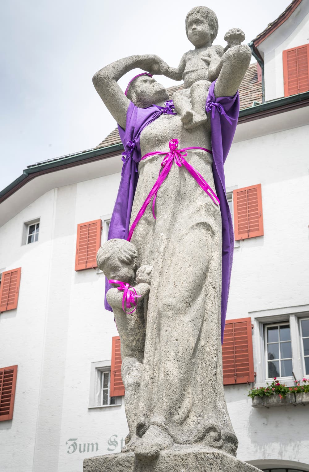 Die Frau auf dem Weinfelder Rathausbrunnen trägt ebenfalls Lila. (Bild: Andrea Stalder)