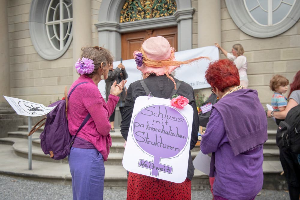 Besammlung der Demonstrantinnen auf dem Landsgemeindeplatz in Trogen. (Bild: Urs Bucher)