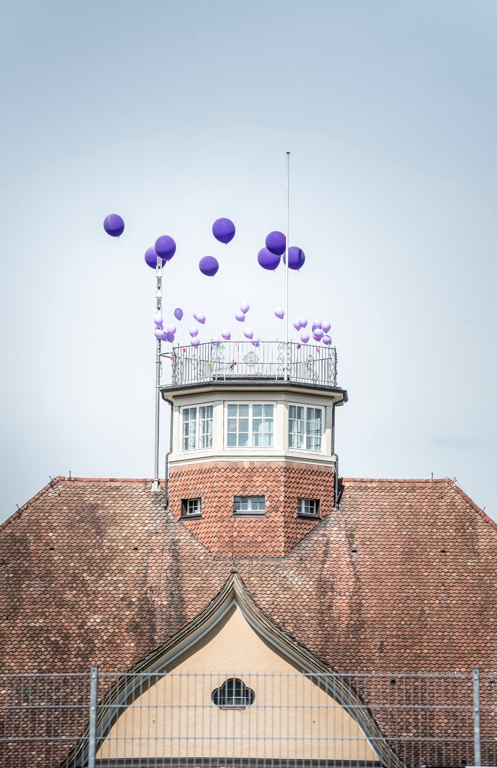 Violette Ballone auf dem Dach der Kantonsschule Frauenfeld. (Bild: Andrea Stalder)