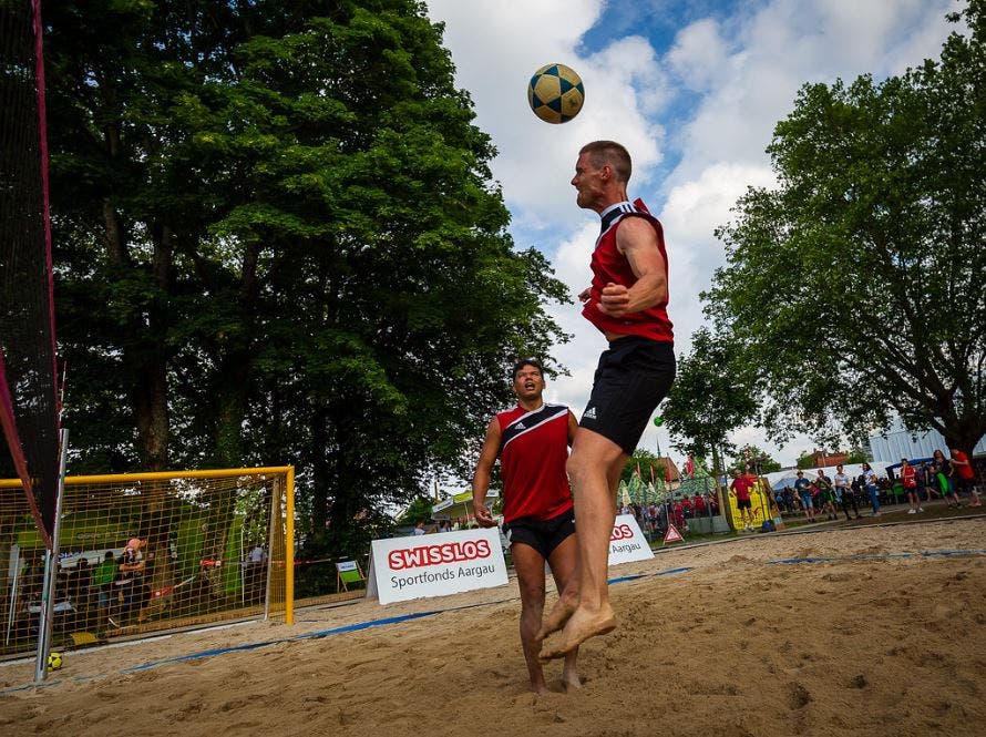 Auch Fussvolley gehörte in Aarau zum Programm. (Bild: PD)