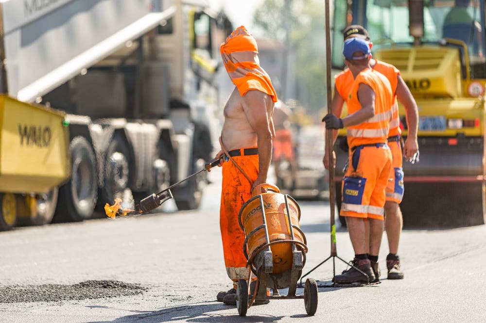 Besonders für Bauarbeiter und ältere Personen ist die Hitze eine Herausforderung. (Bild: Chris Iseli)