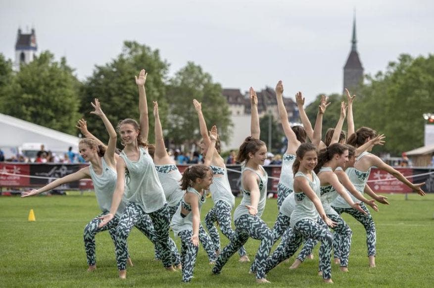 Eine Gymnastik-Gruppe bei der Vorführung (Bild: Urs Flüeler/Keystone, Aarau, 14. Juni 2019)