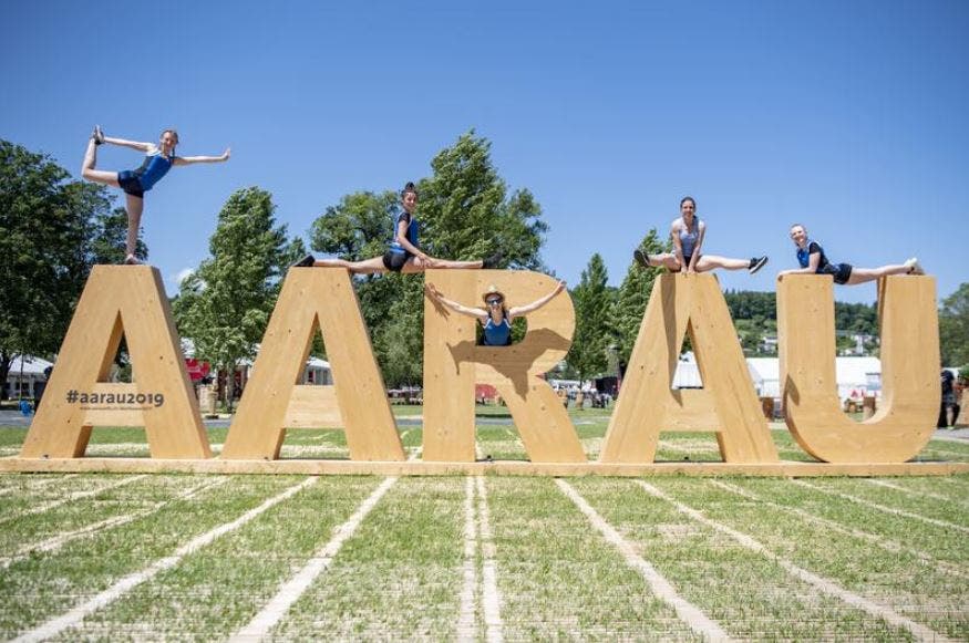 Geräteturnerinnen des STV Ballwil posieren auf dem Festplatz. (Bild: Urs Flüeler/Keystone, Aarau, 13. Juni 2019)