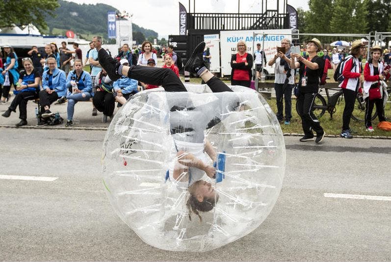 «Rollende» Turnerin am Festumzug. (Bild: Alexandra Wey/Keystone, 22. Juni 2019)