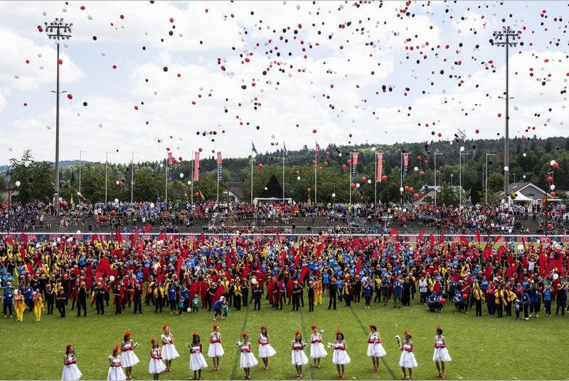 Bllone steigen bei der Schlussfeier in den Himmel. (Bild: Alexandra Wey/Keystone, 23. Juni 2019)