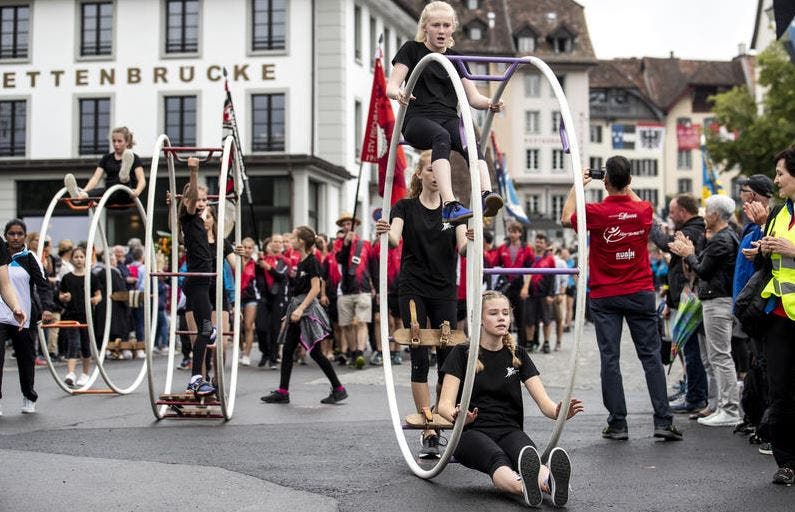 Mit dem Rhönrad am Festumzug. (Bild: Alexandra Wey/Keystone, 22. Juni 2019)