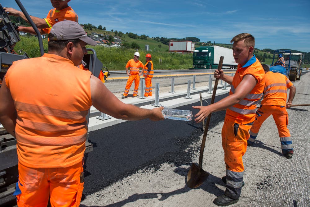 Die Unia fordert, dass Baustellen mit direkter Sonneneinstrahlung, zum Beispiel auf Autobahnen (hier eine Baustelle auf der A2 zwischen Dagmersellen und Sursee) und auf Baustellen mit starker Rückstrahlung (Teerflächen) bei Temperaturen über 35 Grad geschlossen werden. (Bild: Nadia Schärli, 24. Juni 2019)