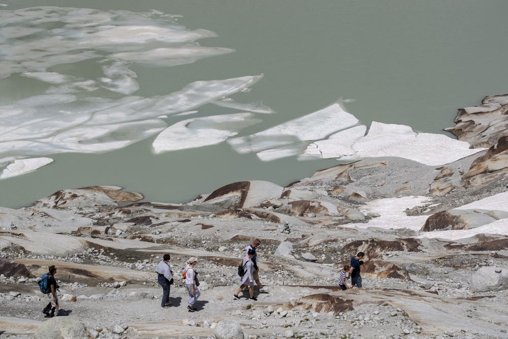Schmilzt rasch: Das Eis des Gletschersee unterhalb des Rhonegletscher. (Bild: Urs Flüeler / Keystone, Furka, 25. Juni 2019)