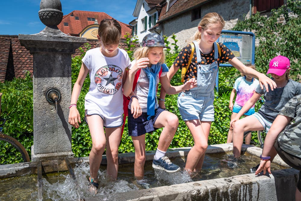 In Zug fand am 24. Juni der traditionelle Chriesisturm statt. Diese Kinder gönnen sich eine Abkühlung im Brunnen. (Bild: Christian H. Hildebrand)