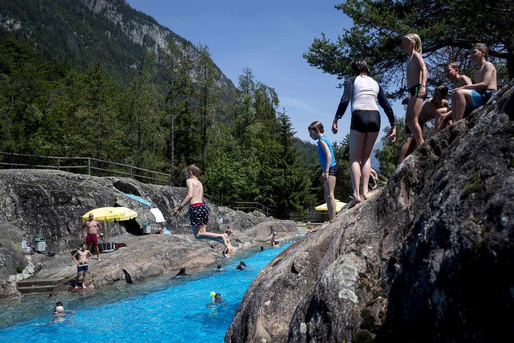 Abkühlung bietet der Fluss Marecottes im Wallis. (Bild: Jean-Christophe Bott / Keystone, 25. Juni 2019)