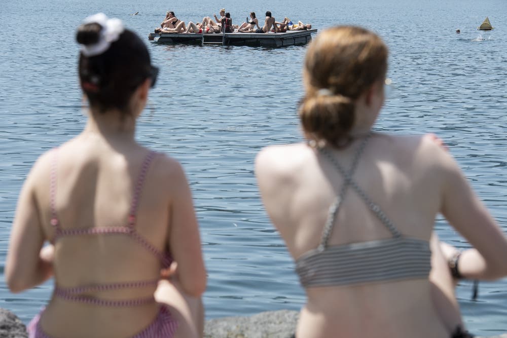 Menschen geniessen das sommerliche Wetter am Zürichsee. (Bild: Ennio Leanza / Keystone, Zürich, 25. Juni 2019)