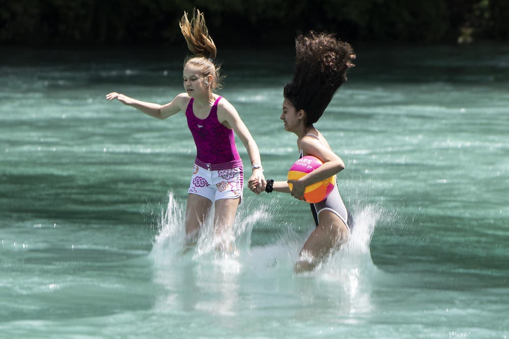 18 Grad kalt ist die Aare bei Bern. (Bild: Peter Schneider / Keystone, Bern, 25. Juni 2019)