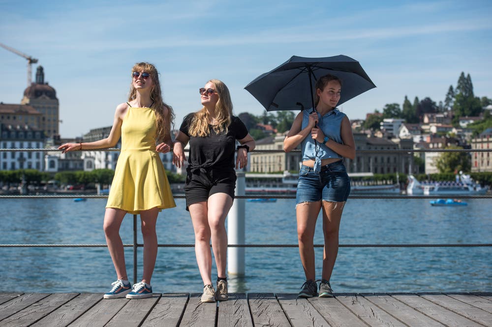 Drei Touristinnen aus La-Chaux-de-Fonds sonnen sich beim KKL. (Bild: Dominik Wunderli, 24. Juni 2019)