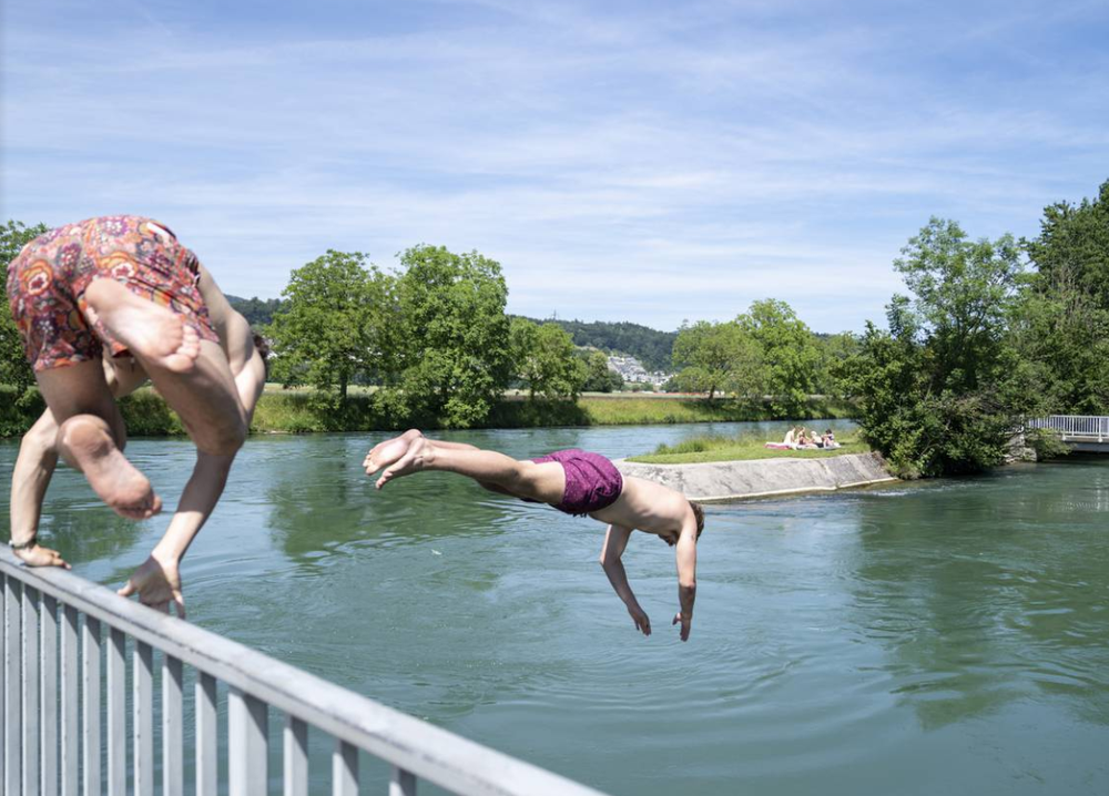 Der Sprung ins Glück: diese Jungs suchen Abkühlung. (Bild: Claudio Thoma)