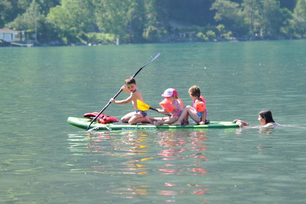 Diese Kinder kühlen sich im Urnersee ab. (Bild: Urs Hanhart)