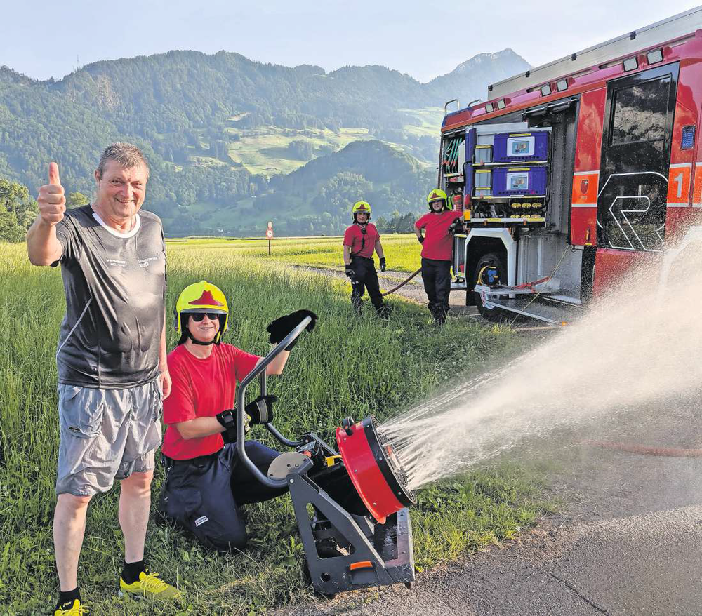 Wenn die Sportler am Freitag den Lauerzerseelauf in Angriff nehmen, dürfte es über 30 Grad heiss sein. Die Feuerwehren von Lauerz, Steinen und Schwyz werden die Läufer mit Wasser berieseln. Die Feuerwehr Stützpunkt Schwyz lud schon mal zum Testlauf. «Bote»-Redaktor Franz Steinegger ist begeistert. (Bild: Geri Holdener / Bote der Urschweiz)