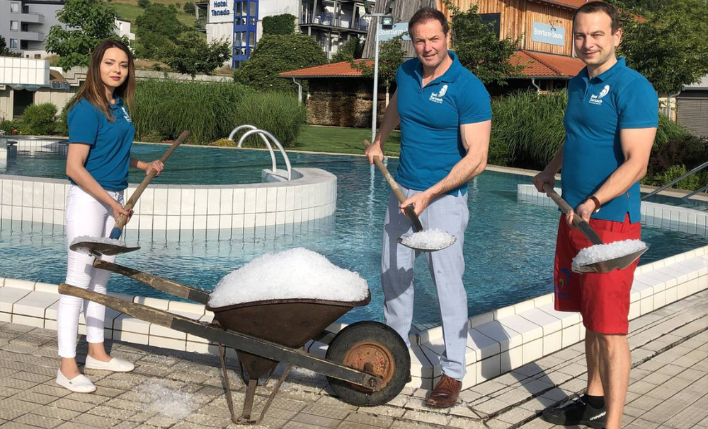 Das Thermalbad Zurzach kippt Eiswürfel ins warme Wasser. (Bild: zvg)
