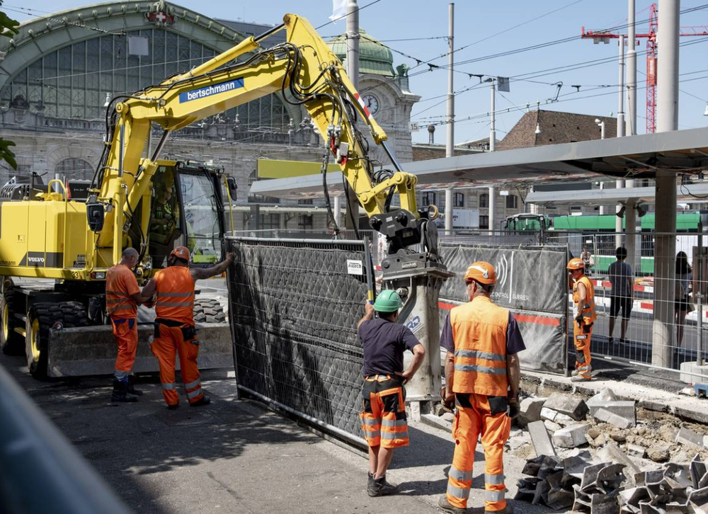 Sie müssen besonders unter der grossen Hitze leiden: Bauarbeiter am Bahnhofsplatz in Basel. (Bild: Kenneth Nars)