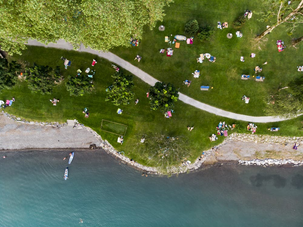 In Walenstadt am Walensee hat es am Ufer noch genügend Platz. (Bild: Gian Ehrenzeller / Keystone, 25. Juni 2019)