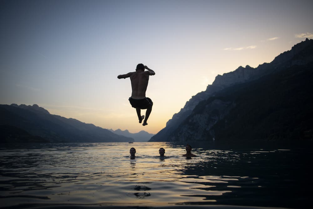 Ein Jugendlicher springt in Walenstadt in den Walensee. (Bild: Gian Ehrenzeller / Keystone, 25. Juni 2019)