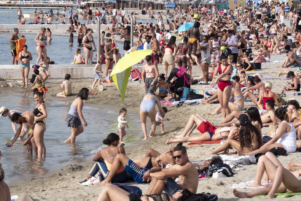 Überfüllter Strand am Genfersee. (Bild: Laurent Darbellay / Keystone)
