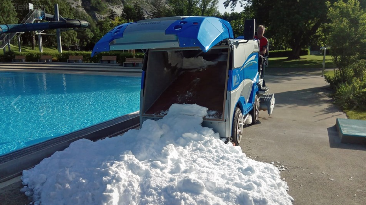 Diese Badi in Chur tut alles für ihre hitzegeplagten Gäste - und karrt mitten im Sommer einen Haufen Schnee neben das Becken. (Bild: Facebook / Obere Au Bäder & Sportanlagen)