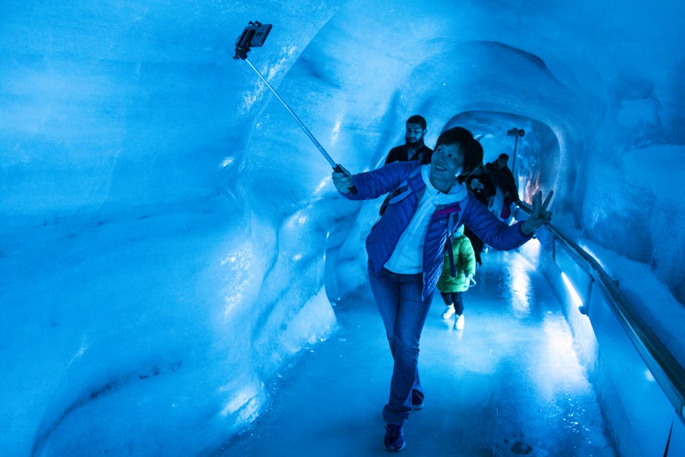 Minus 1,5 Grad ist es in der Gletschergrotte auf dem Titlis. (Bild: Alexandra Wey / Keystone, Engelberg, 26. Juni 2019)